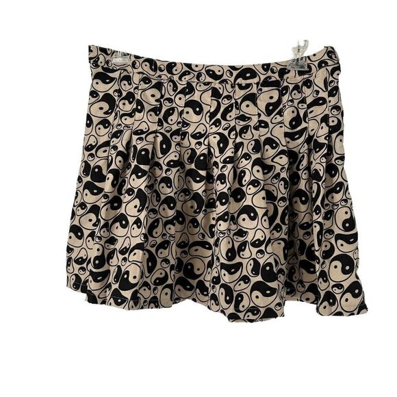 Yin Yang Mini Skirt Pleated Y2K Rue 21 Plus Black Cream Size 1X NEW Alternative - Picture 2 of 6